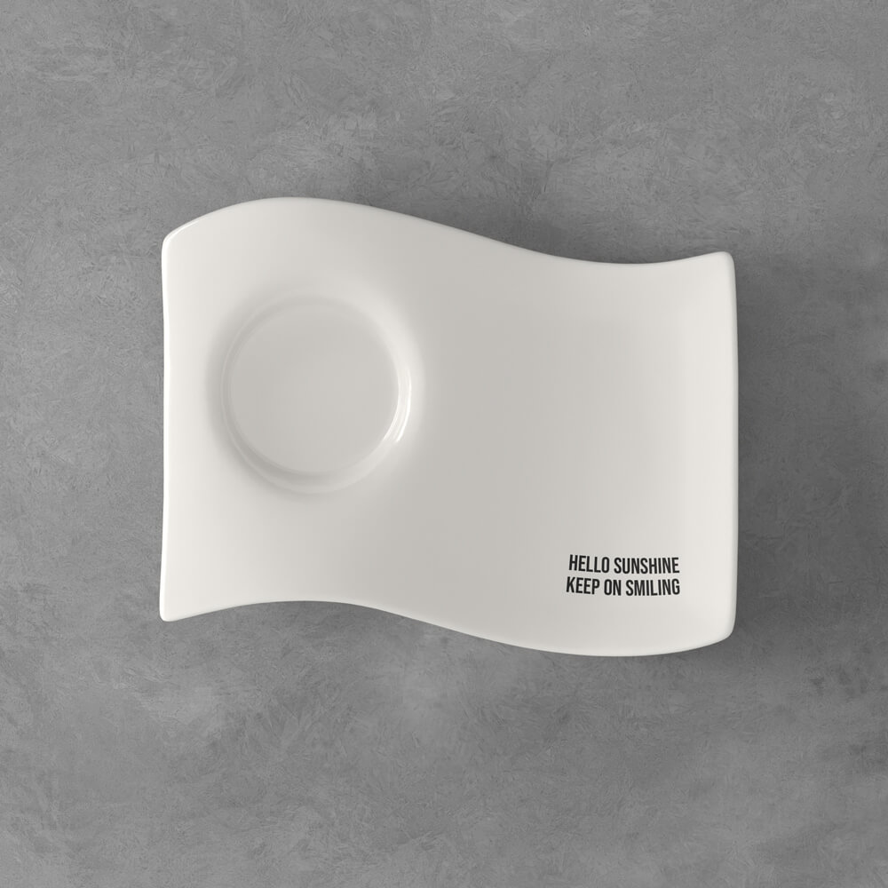 1024842830_bebas-neue_schwarz Weißes, gewelltes, rechteckiges Schild mit einer runden Einkerbung und dem Text "HELLO SUNSHINE KEEP ON SMILING" in der rechten unteren Ecke.