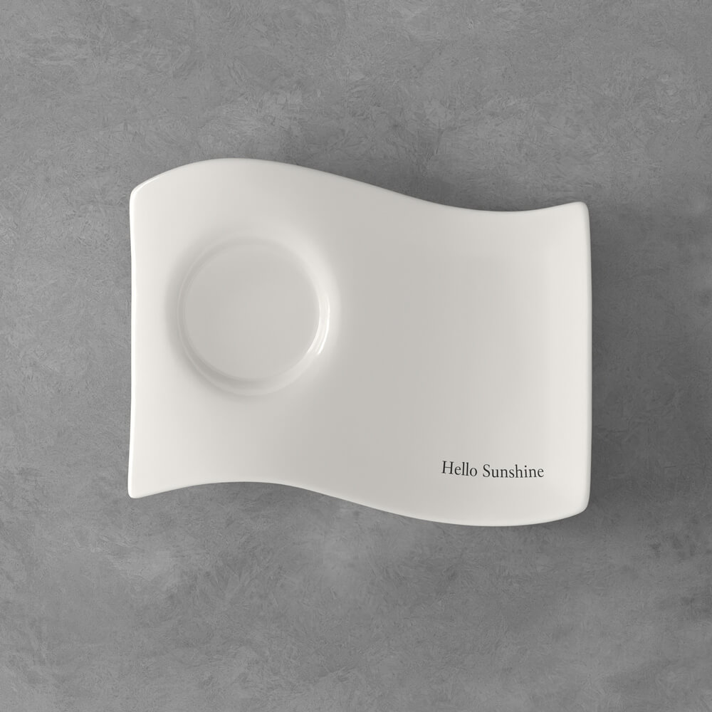 1024842830_villeroy&boch_schwarz Weißer, rechteckiger Teller mit kreisförmiger Vertiefung und der Aufschrift "Hello Sunshine" in der rechten unteren Ecke.