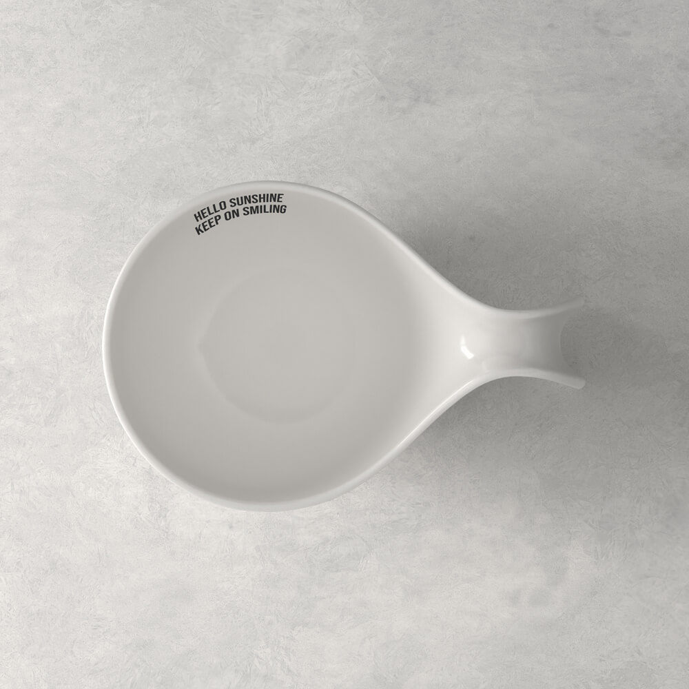 1034201925_bebas-neue_schwarz Weiße Keramikschale mit kleinem Ausguss und der Aufschrift "HELLO SUNSHINE KEEP ON SMILING" auf dem Rand.