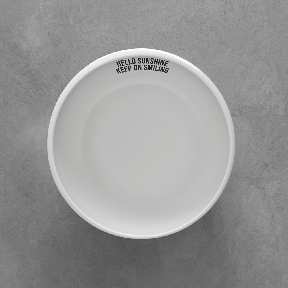 1042641900_bebas-neue_schwarz Weiße Schale auf grauer Oberfläche mit dem Text "HELLO SUNSHINE KEEP ON SMILING" auf dem inneren Rand.