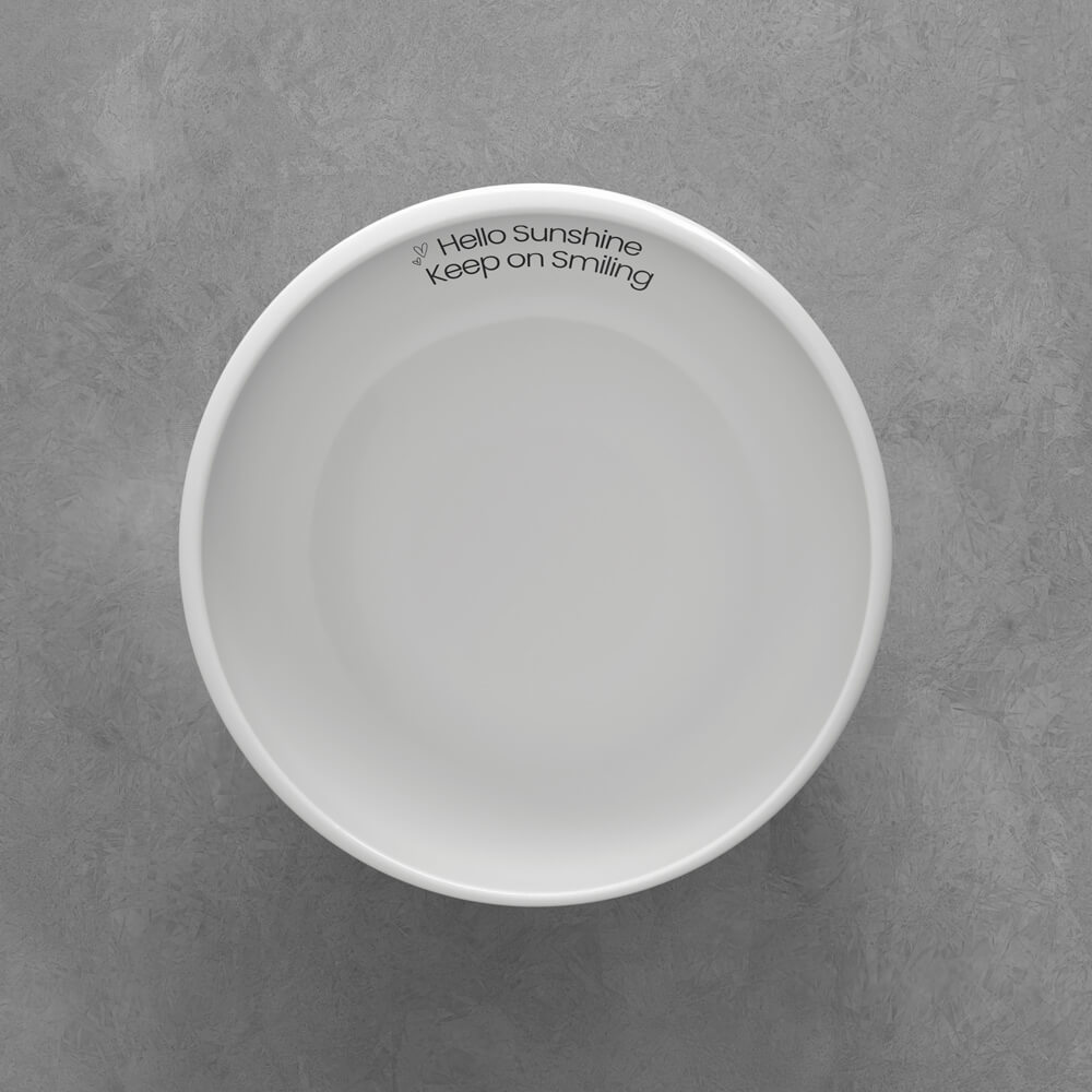 1042641900_poppins-light_schwarz_icon Weiße Schale auf grauer Oberfläche mit der Aufschrift "Hello Sunshine Keep on Smiling" auf dem Innenrand.