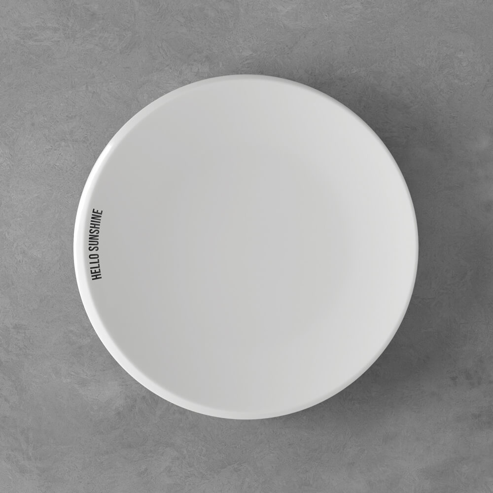 Weißer Teller auf grauer Oberfläche mit der Aufschrift "HELLO SUNSHINE" am Rand.