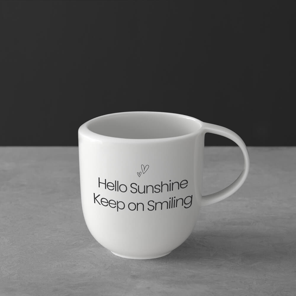 1042649651_Poppins-Light_schwarz-Icon Weißer Becher auf grauer Oberfläche mit dem Aufdruck "Hello Sunshine Keep on Smiling".