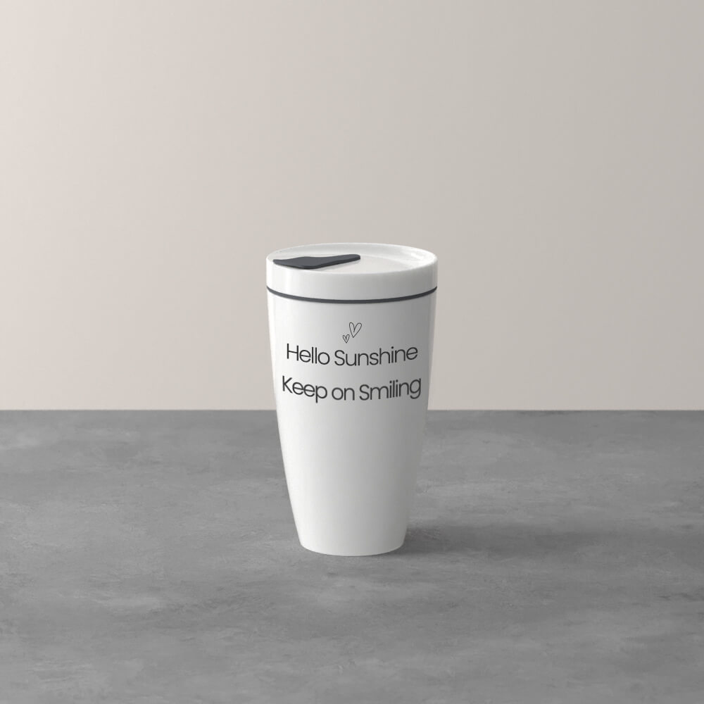 Weißer Reisebecher mit Deckel auf grauer Oberfläche, bedruckt mit "Hello Sunshine Keep on Smiling" und zwei kleinen Herzen.