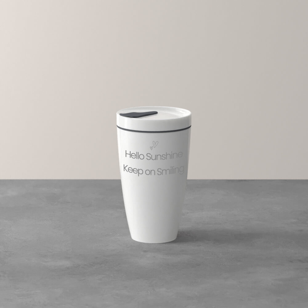 Ein weißer Reisebecher mit Deckel steht auf einer grauen Fläche und trägt den Text "Hello Sunshine Keep on Smiling".