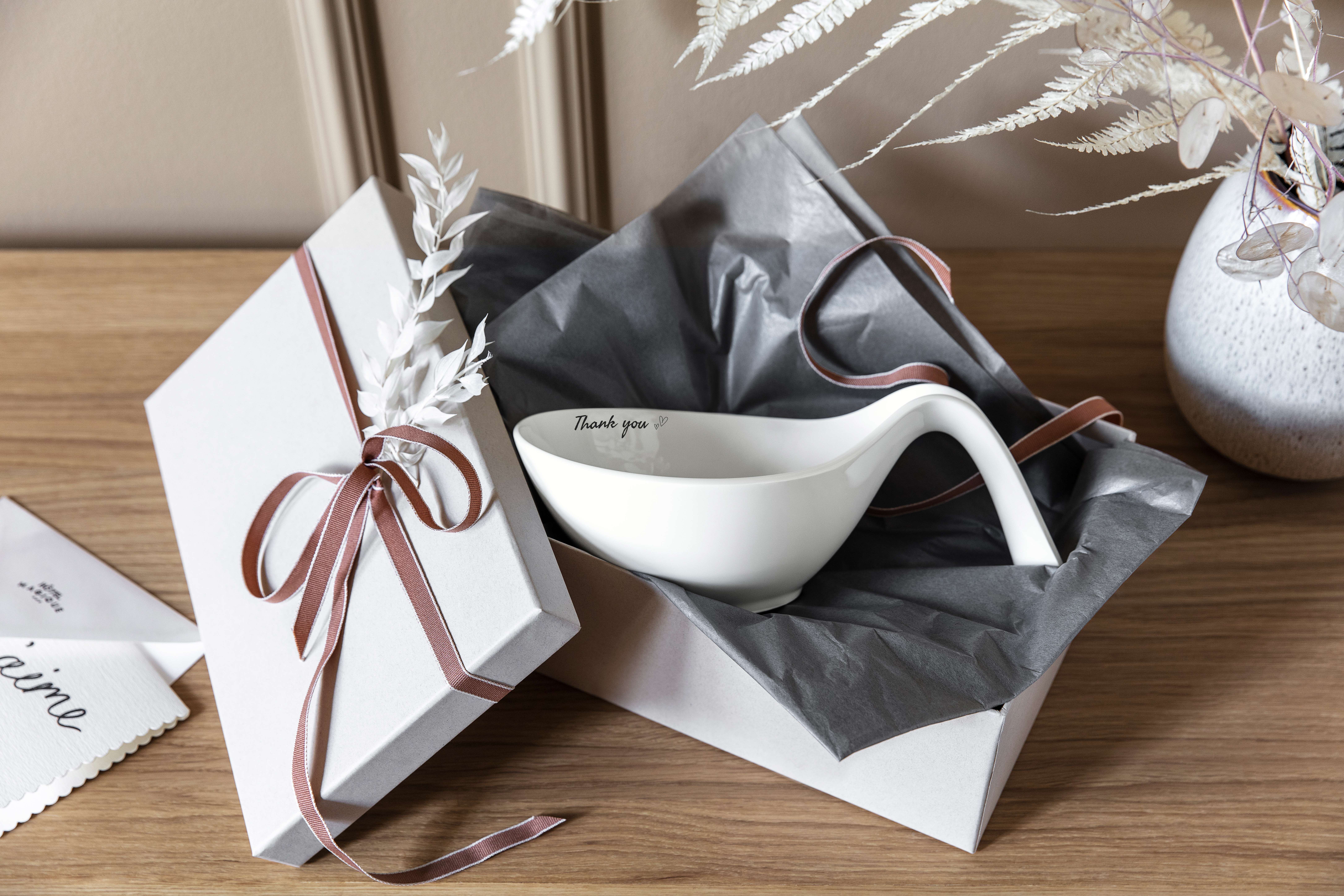 1034201925_flow_thankyou Weiße Keramik-Sauciere in einer Geschenkbox mit Seidenpapier