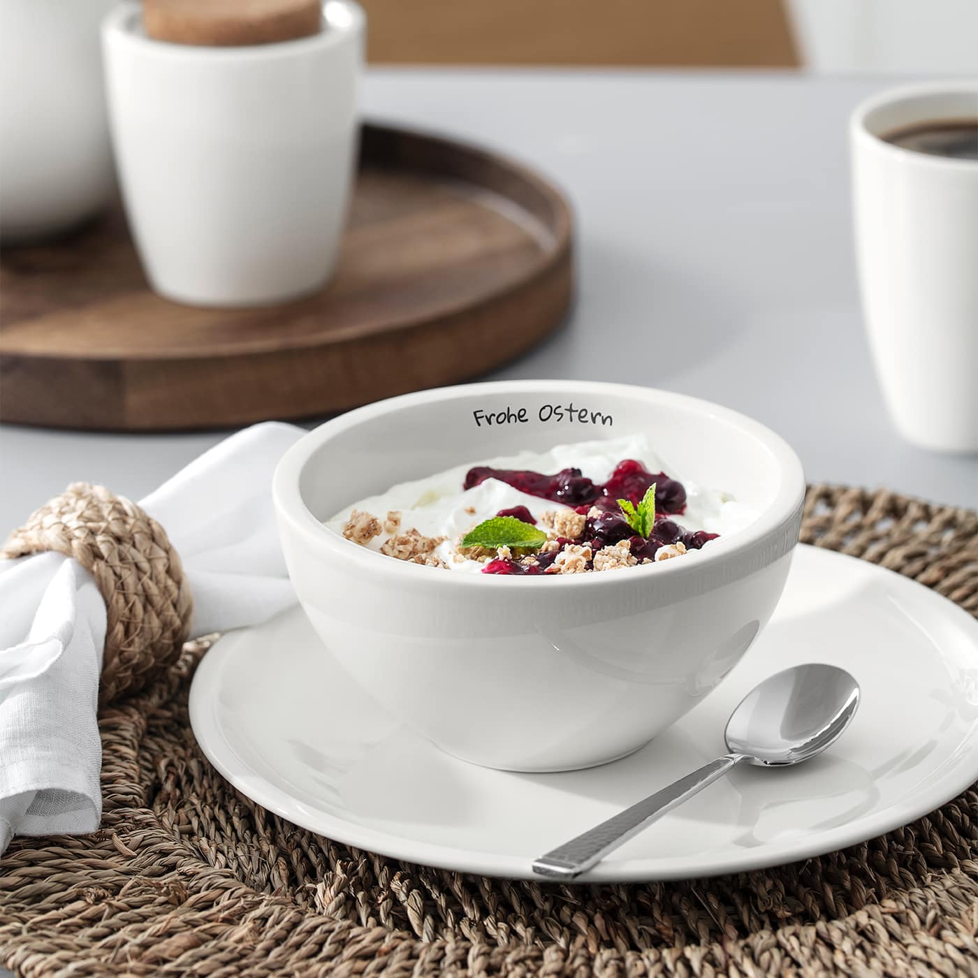 Eine weiße Schale mit Joghurt